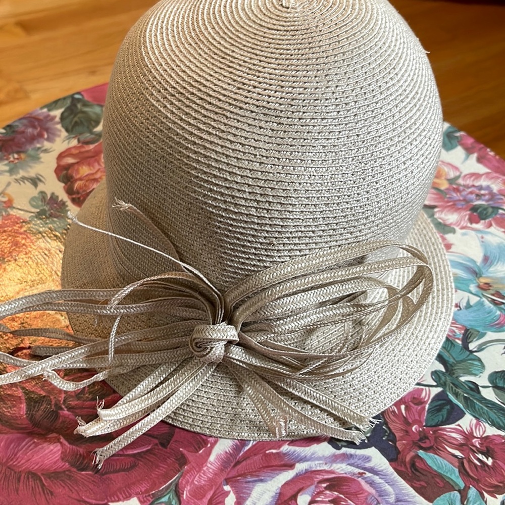Women hat by Gabriel Amar